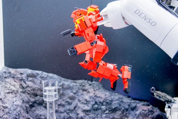小型軽量ロボットアーム「COBOTTA」が大注目！ 9体が連携するミニ工場など、国際ロボット展で展示