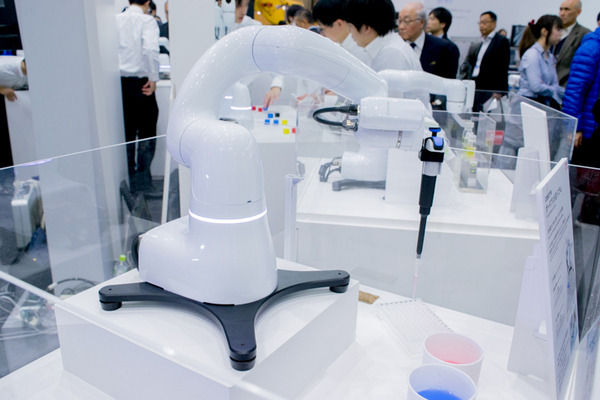 小型軽量ロボットアーム「COBOTTA」が大注目！ 9体が連携するミニ工場など、国際ロボット展で展示
