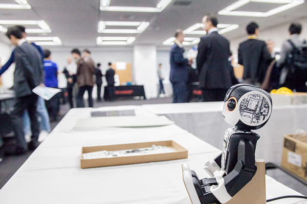 ロボホン(RoBoHoN)のビジネス活用ソリューションが集結！ シャープが「認定開発パートナー」展示会を開催