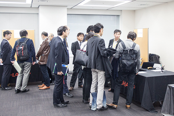 ロボホン(RoBoHoN)のビジネス活用ソリューションが集結！ シャープが「認定開発パートナー」展示会を開催