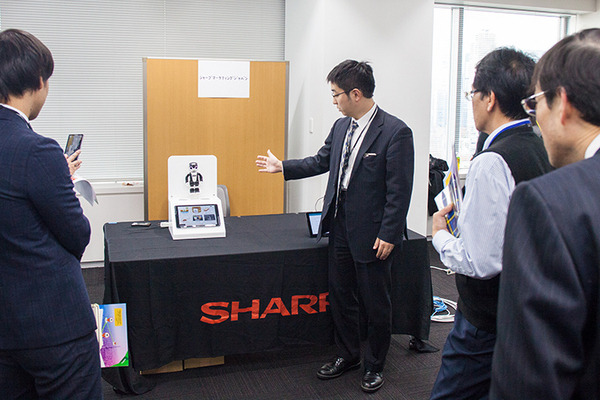 ロボホン(RoBoHoN)のビジネス活用ソリューションが集結！ シャープが「認定開発パートナー」展示会を開催