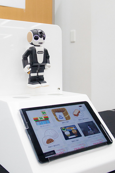 ロボホン(RoBoHoN)のビジネス活用ソリューションが集結！ シャープが「認定開発パートナー」展示会を開催