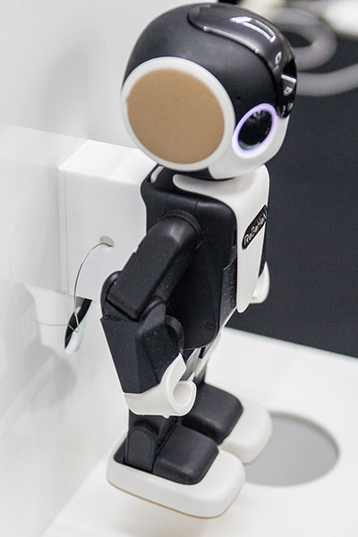ロボホン(RoBoHoN)のビジネス活用ソリューションが集結！ シャープが「認定開発パートナー」展示会を開催