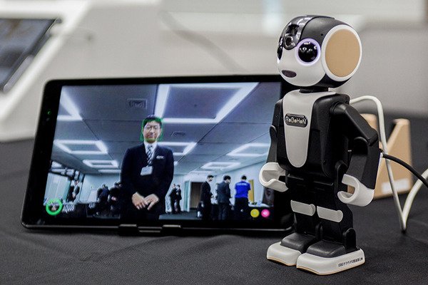 ロボホン(RoBoHoN)のビジネス活用ソリューションが集結！ シャープが「認定開発パートナー」展示会を開催