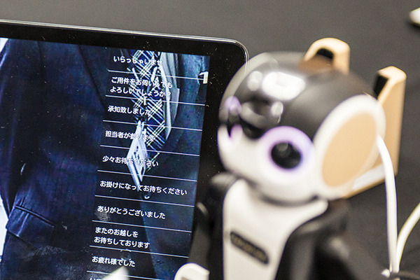 ロボホン(RoBoHoN)のビジネス活用ソリューションが集結！ シャープが「認定開発パートナー」展示会を開催