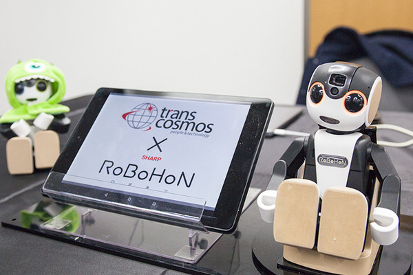 ロボホン(RoBoHoN)のビジネス活用ソリューションが集結！ シャープが「認定開発パートナー」展示会を開催