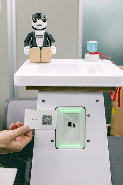 ロボホン(RoBoHoN)のビジネス活用ソリューションが集結！ シャープが「認定開発パートナー」展示会を開催