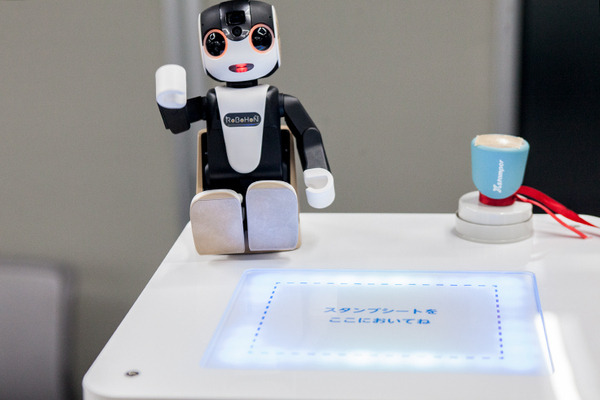 ロボホン(RoBoHoN)のビジネス活用ソリューションが集結！ シャープが「認定開発パートナー」展示会を開催