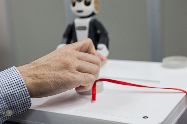 ロボホン(RoBoHoN)のビジネス活用ソリューションが集結！ シャープが「認定開発パートナー」展示会を開催