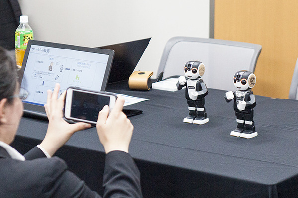 ロボホン(RoBoHoN)のビジネス活用ソリューションが集結！ シャープが「認定開発パートナー」展示会を開催
