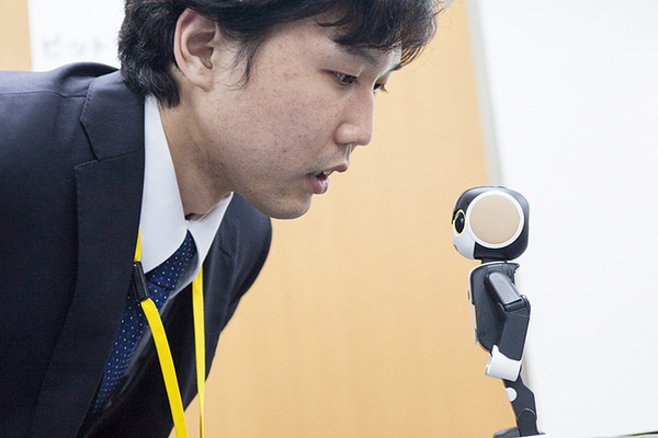 ロボホン(RoBoHoN)のビジネス活用ソリューションが集結！ シャープが「認定開発パートナー」展示会を開催