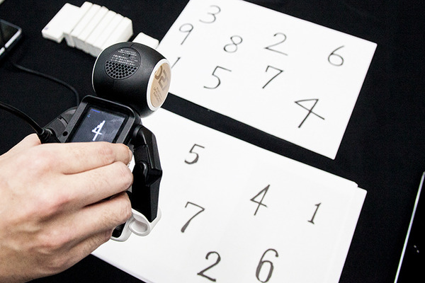 ロボホン(RoBoHoN)のビジネス活用ソリューションが集結！ シャープが「認定開発パートナー」展示会を開催