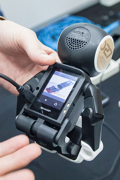 ロボホン(RoBoHoN)のビジネス活用ソリューションが集結！ シャープが「認定開発パートナー」展示会を開催