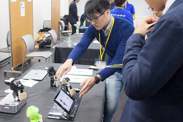 ロボホン(RoBoHoN)のビジネス活用ソリューションが集結！ シャープが「認定開発パートナー」展示会を開催