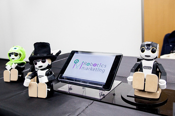 ロボホン(RoBoHoN)のビジネス活用ソリューションが集結！ シャープが「認定開発パートナー」展示会を開催