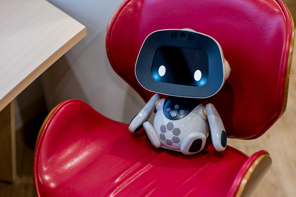 ロボット「unibo（ユニボ）」の家庭向けモデルが先行販売。個人の趣味嗜好を学習するパートナーロボット