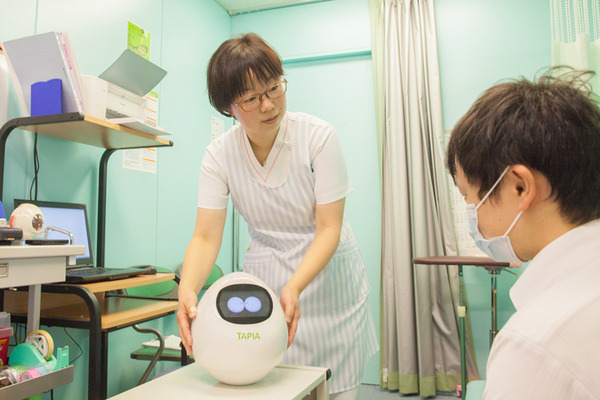 【医療xロボット】白内障手術の説明はロボット「パラメディTapia」にお任せ！ あさぎり病院の眼科にシャンティが導入