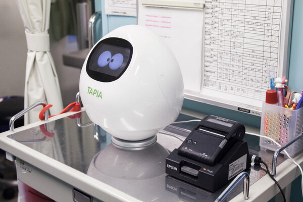 【医療xロボット】白内障手術の説明はロボット「パラメディTapia」にお任せ！ あさぎり病院の眼科にシャンティが導入