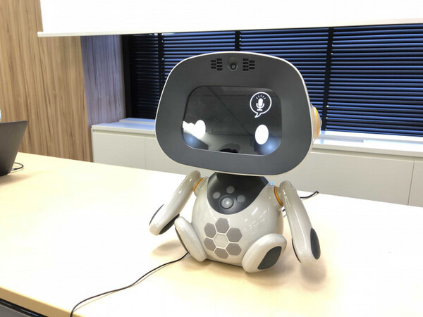 富士通がロボット「ユニボ」との連携を発表！ ロボットAIプラットフォーム展開へ　AI技術「Zinrai」を活用