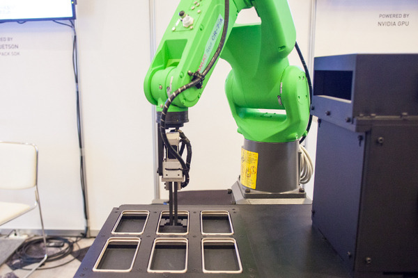 ディープラーニングを使った表面キズ検査用協働ロボットをファナックとPFNが共同開発