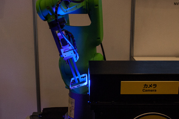 ディープラーニングを使った表面キズ検査用協働ロボットをファナックとPFNが共同開発