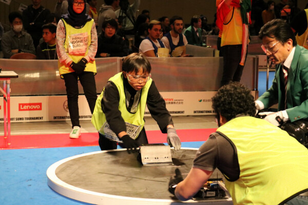 「ロボット相撲」が両国国技館で開催　世界大会優勝はメキシコとポーランド