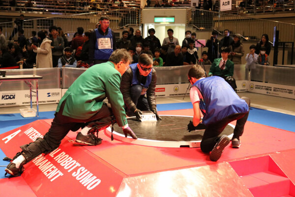 「ロボット相撲」が両国国技館で開催　世界大会優勝はメキシコとポーランド