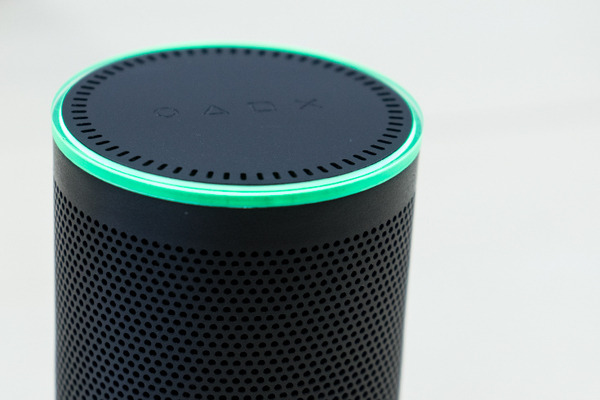 日本発ビジネス用スマートスピーカー「Tumbler」、GoogleやNICTとの連携も選べる音声・翻訳システムをフェアリー社が開発