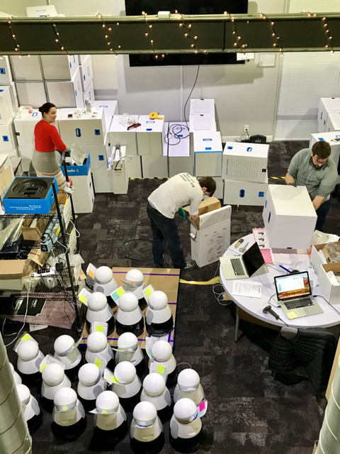 ピクサーのアニメーターがデザインした移動型ロボット「Kuri」の発送が開始！