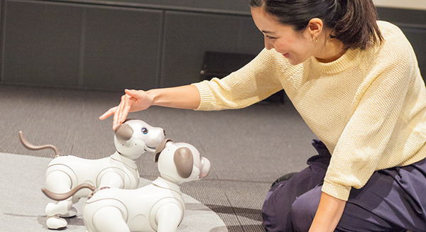 2017年を振り返る すごいロボット7選、会話ロボットから産業用ロボット、デリバリー、モトロイド、拍手ロボなど