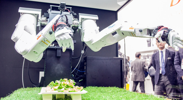 2017年を振り返る すごいロボット7選、会話ロボットから産業用ロボット、デリバリー、モトロイド、拍手ロボなど