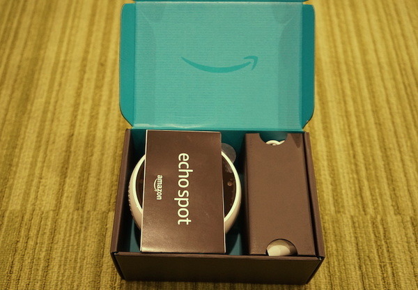 円形ディスプレイつきスマートスピーカー「Echo Spot」開封の儀