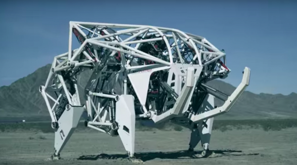 こいつやばいぞ。3.6トンの巨大搭乗型ロボットは、時速32キロで走る