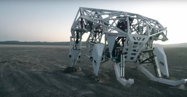 こいつやばいぞ。3.6トンの巨大搭乗型ロボットは、時速32キロで走る