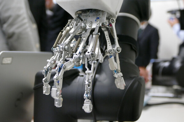 都立産業技術高専とダブル技研、NEDOプロでロボットハンドを開発　協調リンクとなじみ機構でしっかりと高精度に