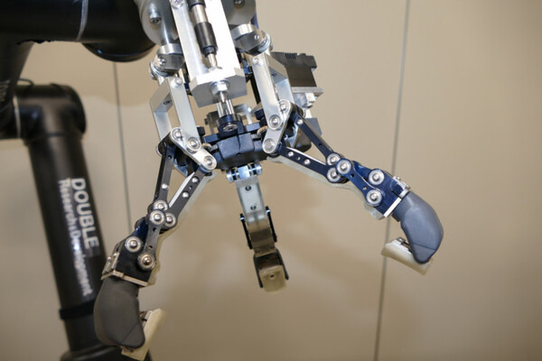 都立産業技術高専とダブル技研、NEDOプロでロボットハンドを開発　協調リンクとなじみ機構でしっかりと高精度に