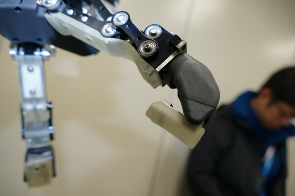 都立産業技術高専とダブル技研、NEDOプロでロボットハンドを開発　協調リンクとなじみ機構でしっかりと高精度に