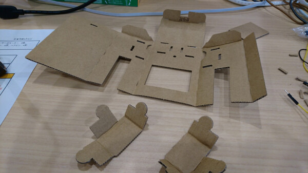 【ロボットを作ってみよう】ダンボールを素材にした「embot（エムボット）」を動かしてみたよ！