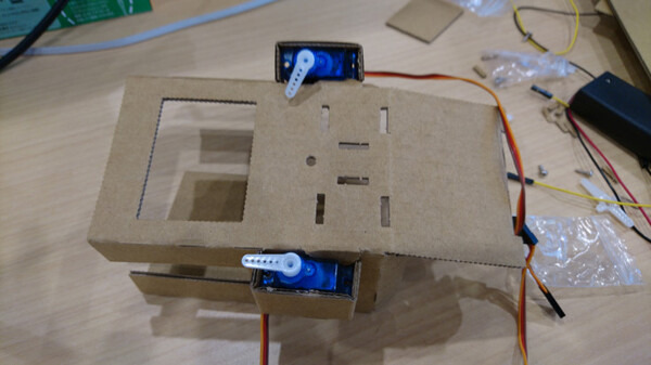 【ロボットを作ってみよう】ダンボールを素材にした「embot（エムボット）」を動かしてみたよ！