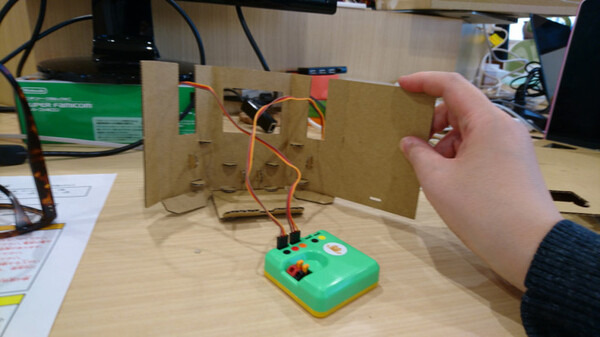 【ロボットを作ってみよう】ダンボールを素材にした「embot（エムボット）」を動かしてみたよ！