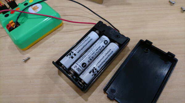 【ロボットを作ってみよう】ダンボールを素材にした「embot（エムボット）」を動かしてみたよ！