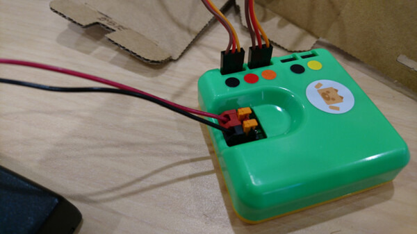 【ロボットを作ってみよう】ダンボールを素材にした「embot（エムボット）」を動かしてみたよ！