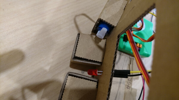 【ロボットを作ってみよう】ダンボールを素材にした「embot（エムボット）」を動かしてみたよ！