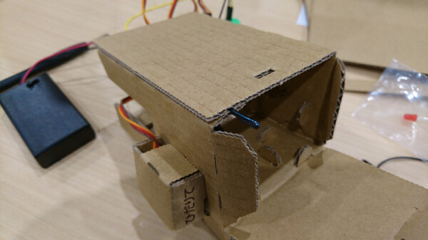 【ロボットを作ってみよう】ダンボールを素材にした「embot（エムボット）」を動かしてみたよ！