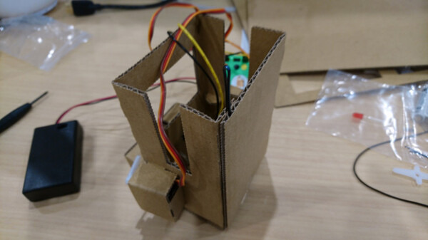 【ロボットを作ってみよう】ダンボールを素材にした「embot（エムボット）」を動かしてみたよ！