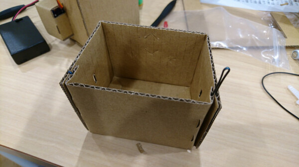 【ロボットを作ってみよう】ダンボールを素材にした「embot（エムボット）」を動かしてみたよ！