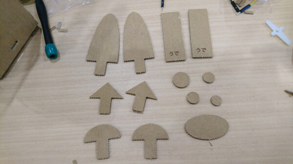 【ロボットを作ってみよう】ダンボールを素材にした「embot（エムボット）」を動かしてみたよ！