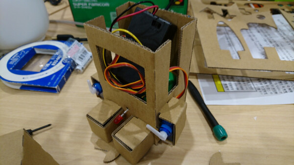 【ロボットを作ってみよう】ダンボールを素材にした「embot（エムボット）」を動かしてみたよ！