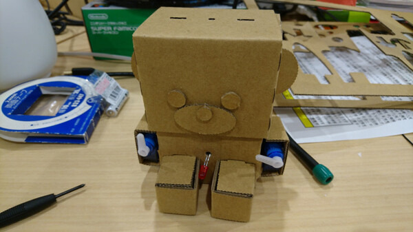 【ロボットを作ってみよう】ダンボールを素材にした「embot（エムボット）」を動かしてみたよ！