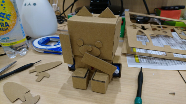 【ロボットを作ってみよう】ダンボールを素材にした「embot（エムボット）」を動かしてみたよ！